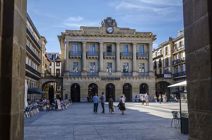 Guipúzcoa - San Sebastián 009 - plaza de La Constitución.jpg